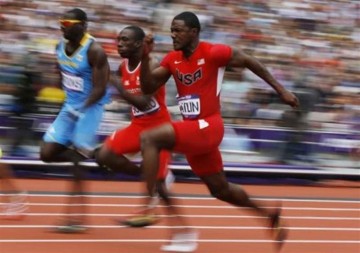 Justin Gatlin (áo đỏ, Mỹ) trên đường chạy 100m.